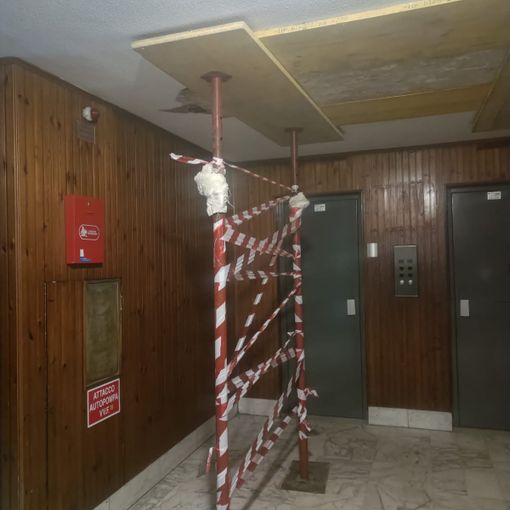 Crolla una porzione di intonaco dal soffitto di un condominio: messo in sicurezza l'androne