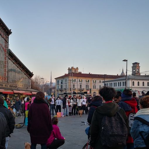 Spettacolo di Carnevale davanti al Mercato dell'Orologio per protestare contro lo sgombero dell'Asilo
