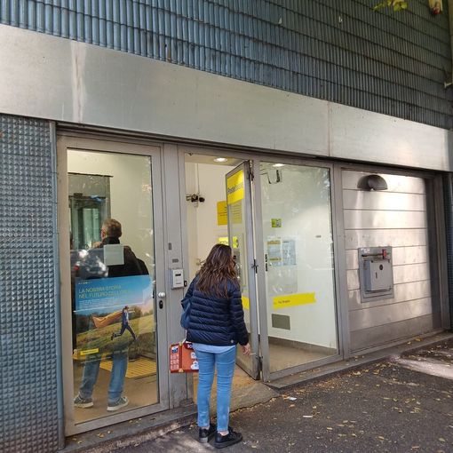 Tentativo di furto nella notte alle Poste di via Breglio, scatta l'allarme anti-intrusione e fa fuggire i ladri