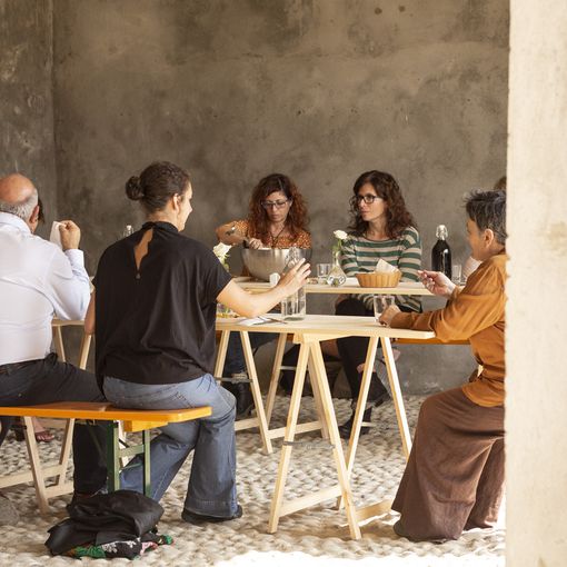&quot;Riscopriamo lo stare insieme tra cibo e meditazione&quot;: a Moncalieri va in scena il pranzo in silenzio