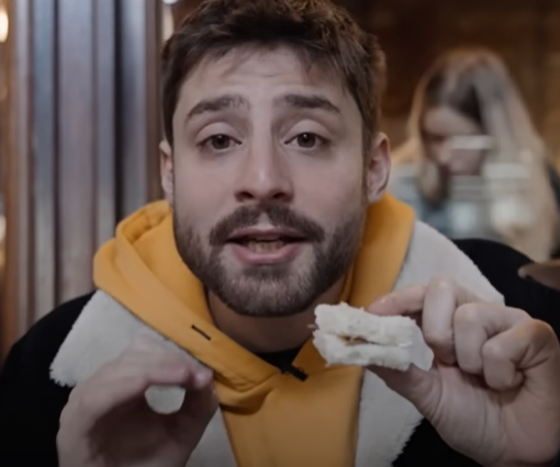 ragazzo che mangia