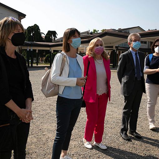 Consegnato il primo dei 97 tablet in premio alle classi vincitrici del concorso &quot;La mia scuola al tempo del Covid&quot;
