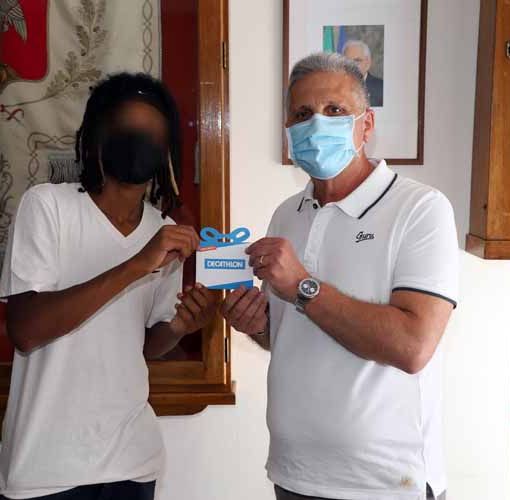Grugliasco, festa in Comune per il giovane Jamir, che ha soccorso una donna in difficoltà