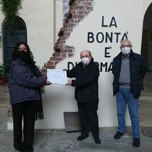 Cerimonia di consegna con poche persone