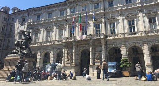 Chiude il presidio di piazza d'Armi, clochard in sit-in davanti al Comune di Torino: &quot;Non sappiamo dove andare&quot;
