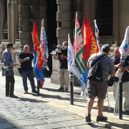 protesta degli operai davanti al Consiglio regionale