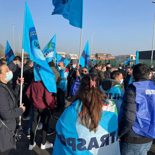 Lavoratori in presidio davanti ad Amazon Brandizzo