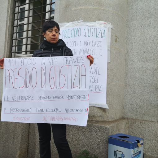 Mattatoio via Traves, presidio di giustizia: &quot;Le veterinarie che hanno denunciato gli orrori devono essere reintegrate&quot;