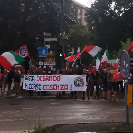 In duecento sotto la pioggia al presidio di CasaPound contro i nomadi. Con il calare della notte sale la tensione con i gruppi di opposizione (FOTO)