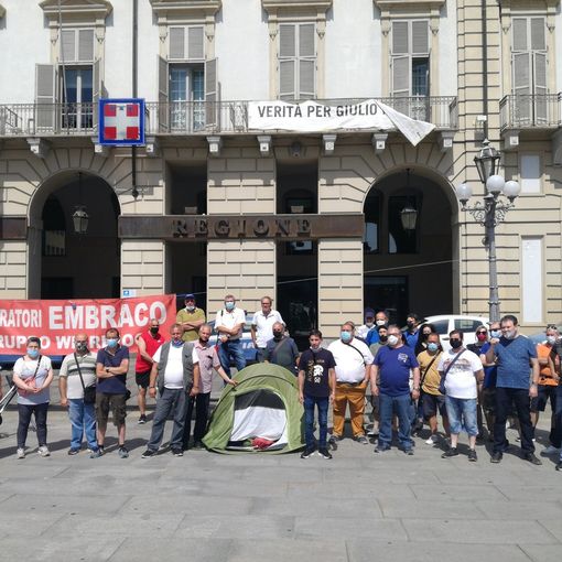 protesta in piazza degli operai