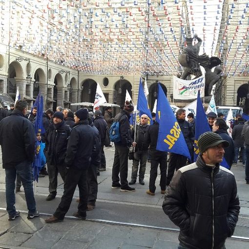 La protesta dei lavoratori Gtt nel giorno dello sciopero: corteo funebre con tanto di bara