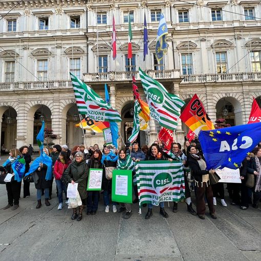 presidio sindacale davanti al Comune di Torino con bandiere e manifestanti