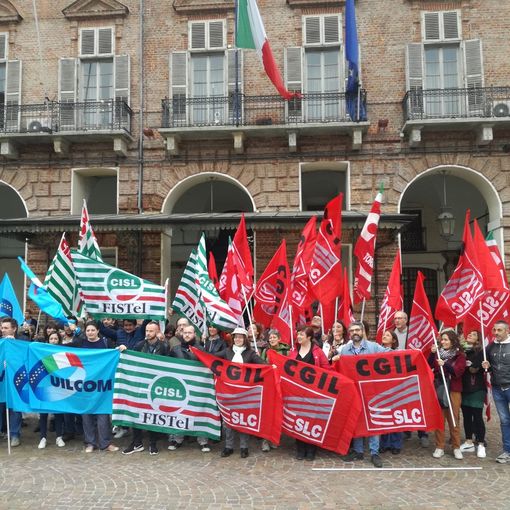 I call center a Torino chiedono risposte: presidio davanti alla prefettura (VIDEO)