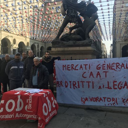Sotto il Comune la rabbia dei lavoratori presso il Caat: “Ai Mercati Generali 800 lavoratori in nero, siamo stufi”