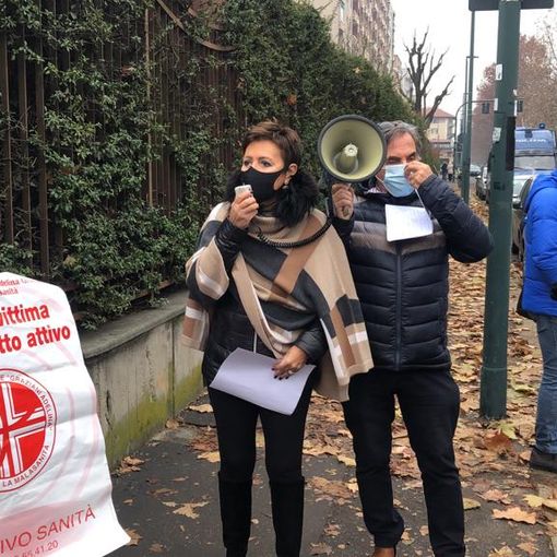 manifestazione di persone in strada