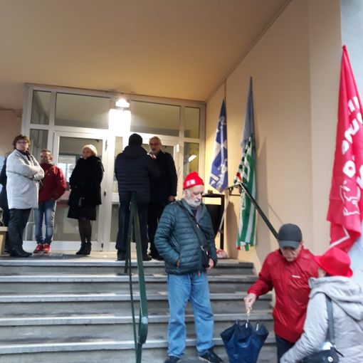 Rivoli, presidio dei sindacati della Asl To3 davanti al Poliambulatorio di via Piave [FOTO]
