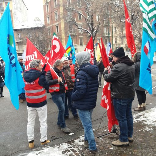 Cittadini, sindacati ospedalieri e commercianti in protesta sotto la neve: &quot;Le strisce blu a Nizza Millefonti non le vogliamo&quot;