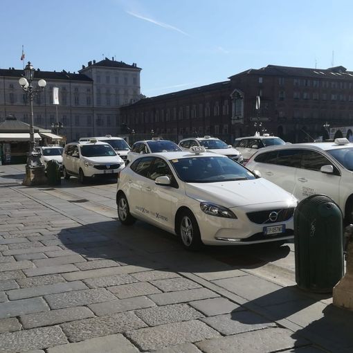A Torino taxisti in piazza contro gli Ncc (FOTO e VIDEO)