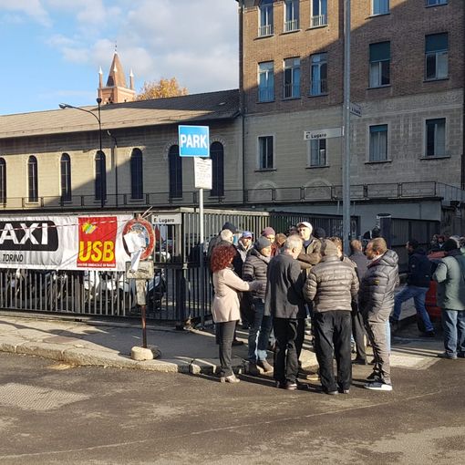 Sit in di protesta dei taxisti di Torino: &quot;Fuori le multinazionali dal settore&quot;