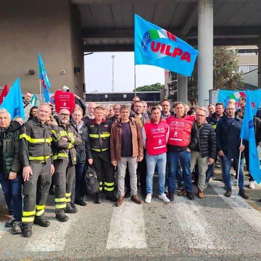 I vigili del fuoco presidiano la sede di Corso Regina: &quot;Siamo sotto organico, servono 150 operatori&quot;