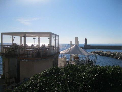 Un ristorante in riva al mare illuminato dal sole
