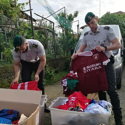 I Mondiali di calcio iniziano a Torino: sequestrati 20mila magliette e articoli falsificati
