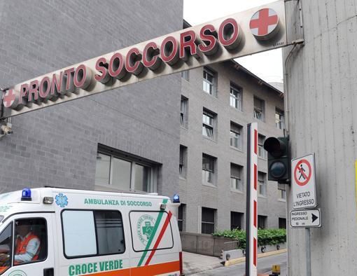 Torino: addetti alle pulizie senza stipendio si incatenano davanti all'ospedale Maria Vittoria