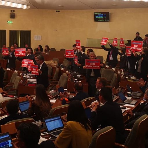 Referendum Lega su legge elettorale, protesta della minoranza in Consiglio Regionale: &quot;Piemonte! No Pontida&quot; [VIDEO]