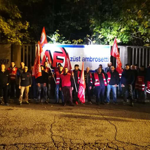 Trofarello, protestano gli addetti delle cooperative che montano i mobili Ikea: &quot;Oggi tutto a tasso zero, tanto gli interessi li paghiamo noi&quot; (FOTO)