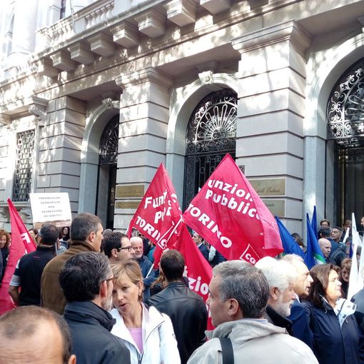 Protesta in corso Vinzaglio davanti allAgenzia delle Entrate: &quot;Riconoscere il lavoro svolto dai dipendenti&quot;