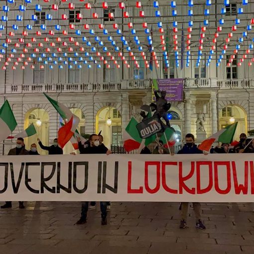 Aliud, manifestazione contro il lockdown sotto il Comune