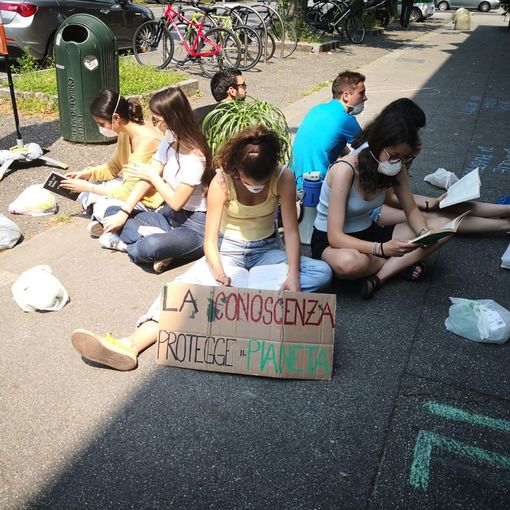 Fridays For Future Torino incontra il ministro Costa: &quot;Qui 3 mesi di aria inquinata &quot;illegale&quot;: dichiarate emergenza climatica&quot;