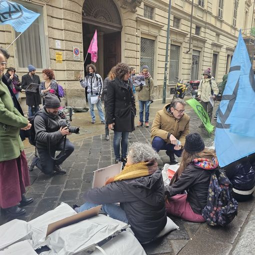&quot;La Regione fa acqua da tutte le parti&quot;: protesta degli ambientalisti davanti al Consiglio, esposte le foto delle alluvioni
