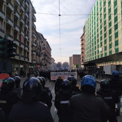 la protesta degli anarchici per le vie di Torino