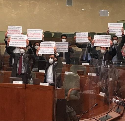 Gioco d'azzardo, iniziata in aula la discussione della nuova legge. Ostruzionismo a oltranza e proteste delle opposizioni