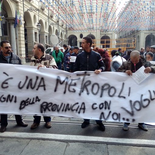 &quot;Libero mercato&quot;, sotto i balconi di Appendino per riaprire il Barattolo (FOTO E VIDEO)