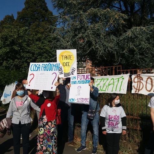 Disabili e terzo settore incatenati alla scuola di via Rubino: &quot;Chiediamo spazi per le attività&quot; (FOTO E VIDEO)