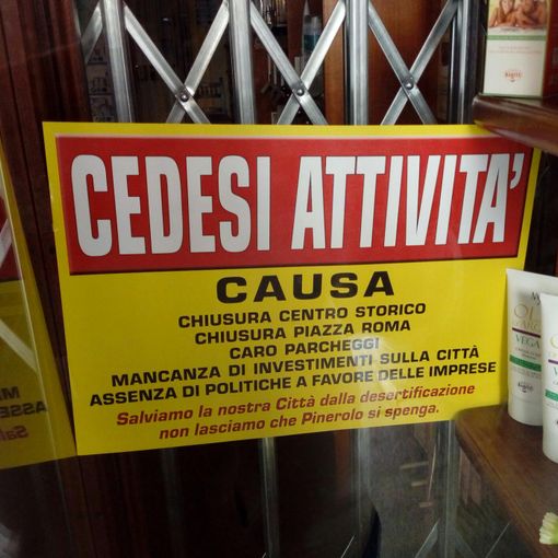 Protesta dei commercianti di Pinerolo contro la pedonalizzazione, nelle vetrine il cartello:&quot;Cedesi attività&quot;
