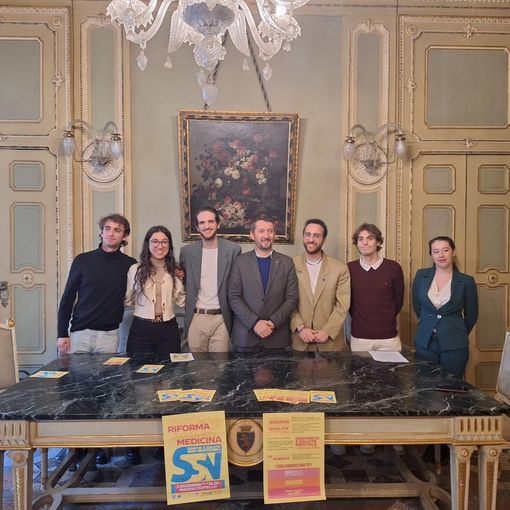 giovani foto di gruppo vicino a un tavolo