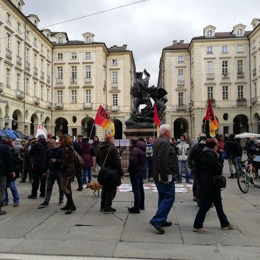 Di fronte a Palazzo Civico va in scena la protesta contro Torino 2026 (FOTO)