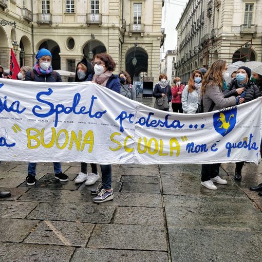 Scuola, insegnanti in piazza a Torino: &quot;Azzolina basta passerelle, non va tutto bene&quot; (FOTO e VIDEO)
