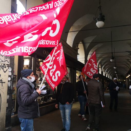 McDonald's, gli addetti alle pulizie in presidio: &quot;Siamo sfruttati&quot; [VIDEO]