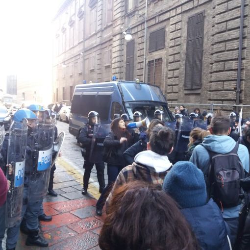 La sinistra studentesca contro il Burger King: &quot;Fuori i privati dall'università&quot;. Poi la protesta al rettorato di Torino (FOTO e VIDEO)