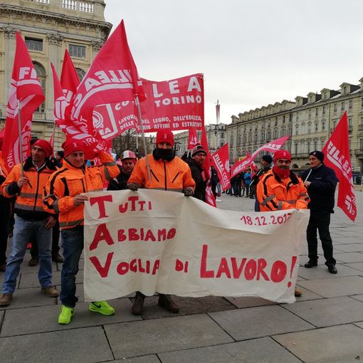 Torino, edili in piazza per il rinnovo del contratto nazionale di settore (VIDEO)