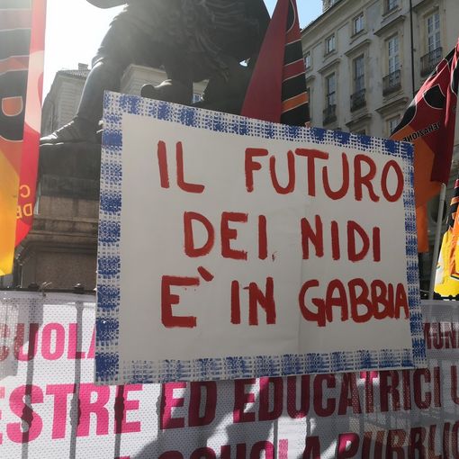 La protesta delle maestre lo scorso maggio sotto Palazzo Civico