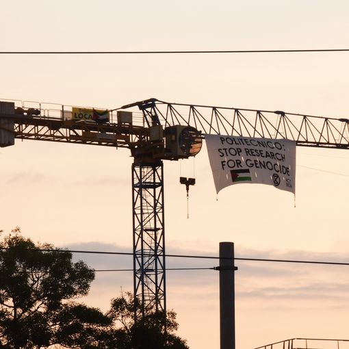 striscione appeso a una gru