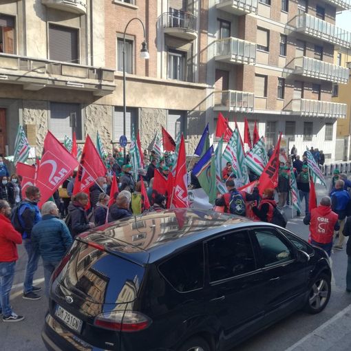 Operai e forestali di Fai, Flai e Uila di fronte alla Rai di Torino