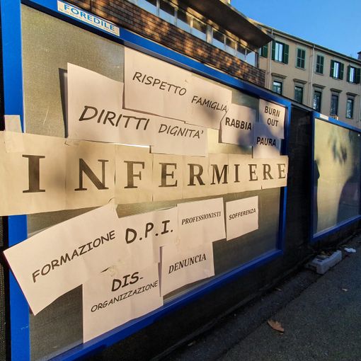 &quot;Turni pesantissimi per una seconda ondata che si poteva prevedere&quot;: è protesta degli infermieri davanti al Maria Vittoria [FOTO]