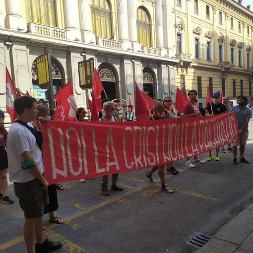 Partiti, sindacati e reti informali in piazza per un “Fronte unico di classe”: “Noi la crisi non la paghiamo”