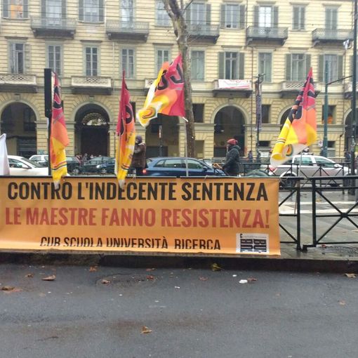 Scuola, un migliaio di maestre protestano in corso Vittorio: paralizzato il centro della città (VIDEO)
